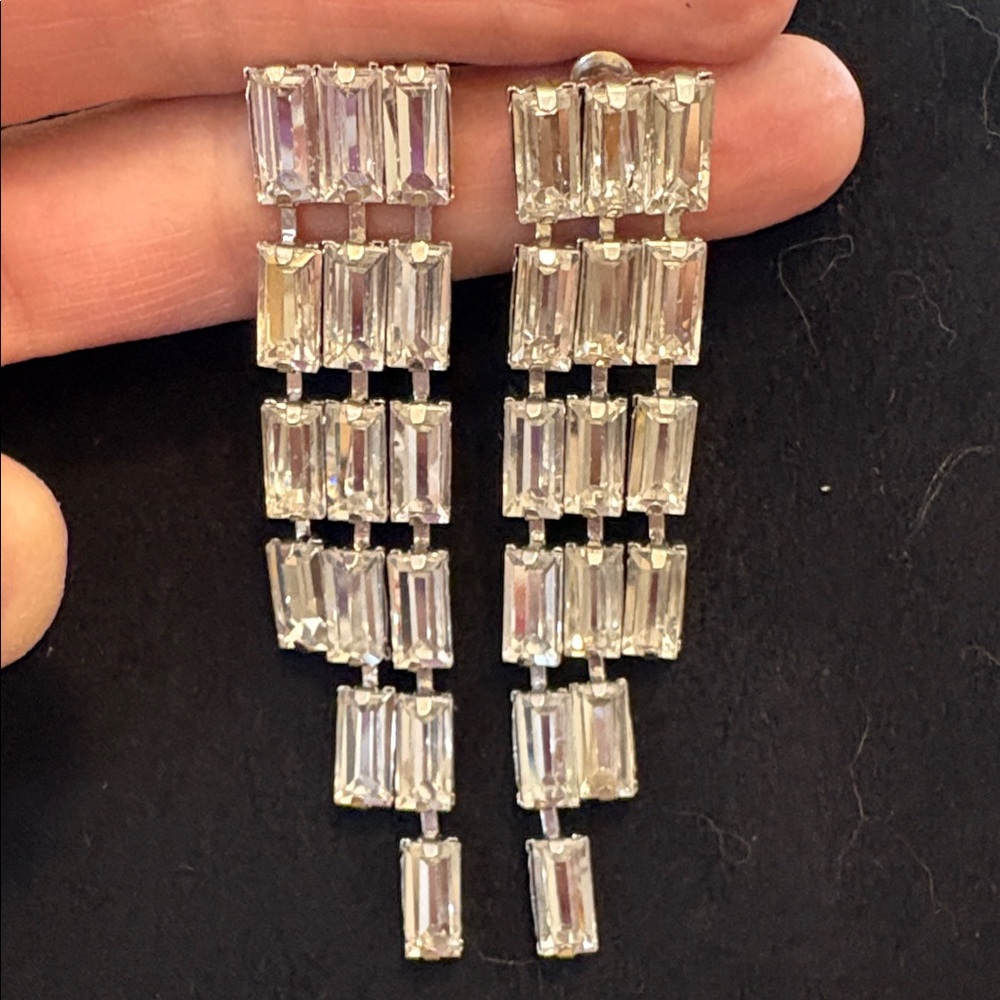 Gorgeous crystal art deco chandelier drop earrings silver tone